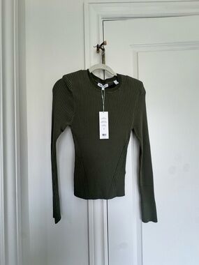 Veronica Beard Arcara Pullover
NWT - Never Worn
Color - Army
Size - M